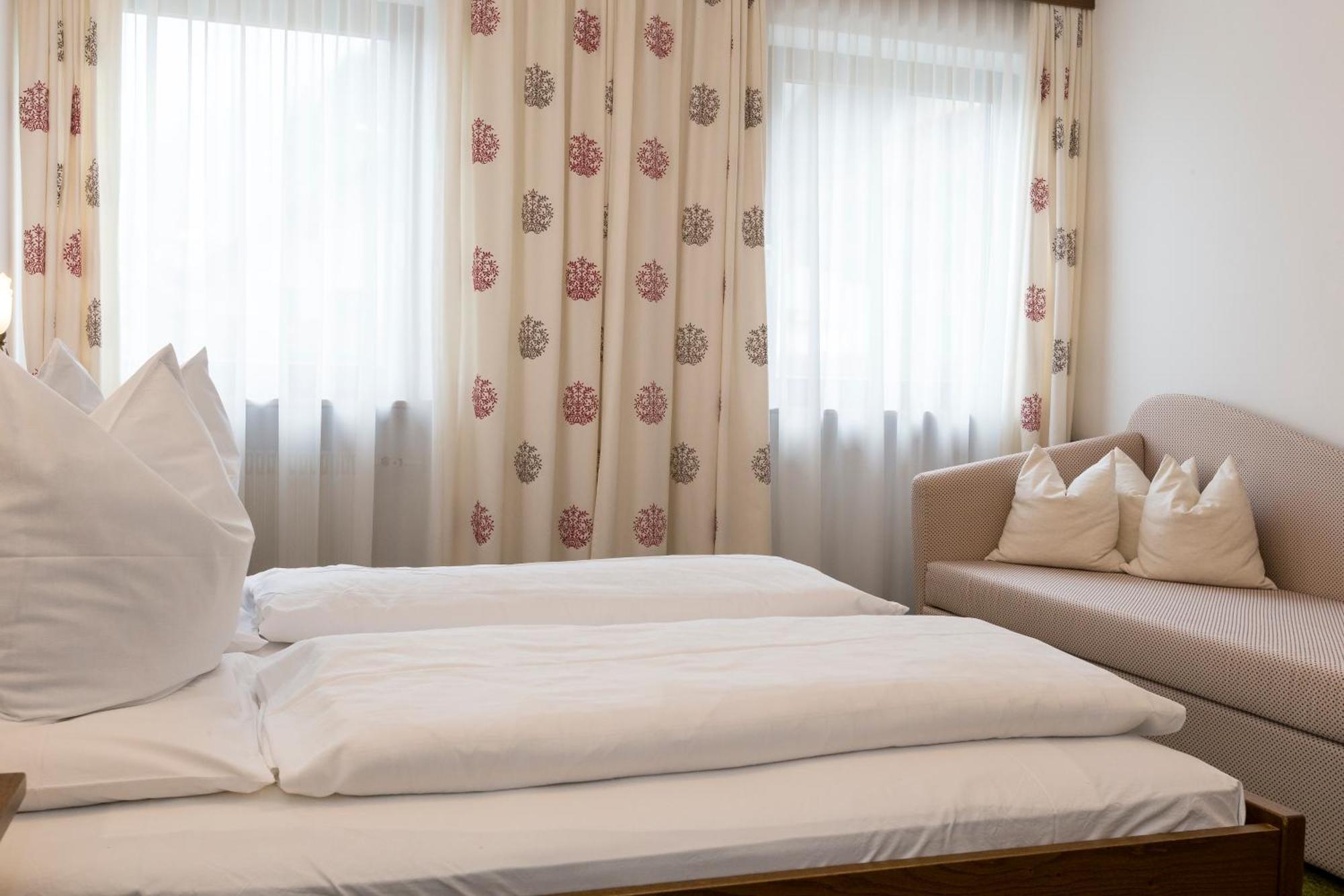 Hotel Urthaler Dobbiaco Esterno foto